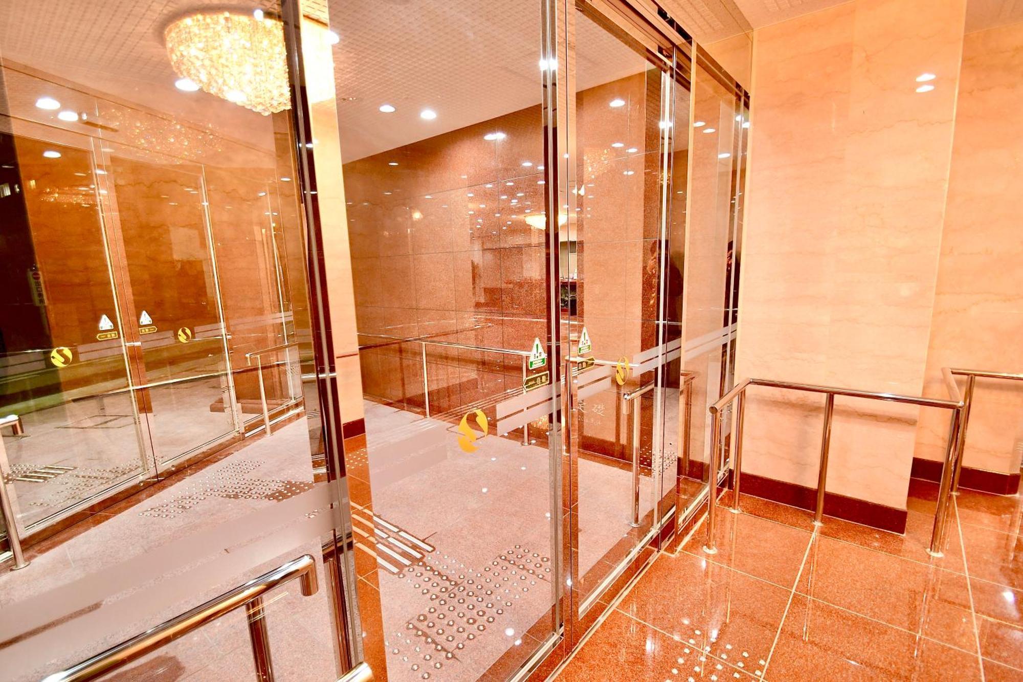 Himeji Ekimae Universal Hotel Minamiguchi Buitenkant foto